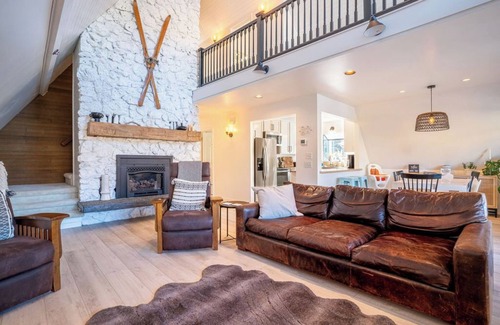 East Wenatchee House | 19 mi Leavenworth cozy lakefront,hot tub, paddle boards, boat ramp, putt course