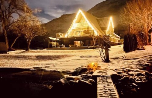 East Wenatchee House | 19 mi Leavenworth cozy lakefront,hot tub, paddle boards, boat ramp, putt course