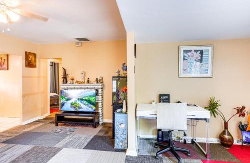 Haines City House | 19 Mi to Disney World Bright Haines City Getaway!