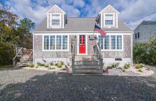East Sandwich House | 19 North Shore Boulevard Sandwich - Cape Cod