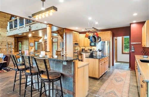 Harbor Springs Cabin | 19 Person Private Log Lodge on large wooded lot 2 min from Beaches/Golf/Wine!