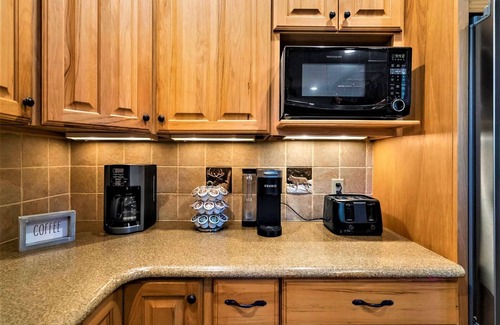 Harbor Springs Cabin | 19 Person Private Log Lodge on large wooded lot 2 min from Beaches/Golf/Wine!
