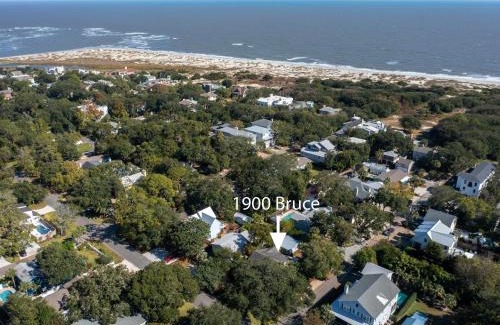 East Beach House | 1900 Manor and Guest House - 1900 Bruce Dr