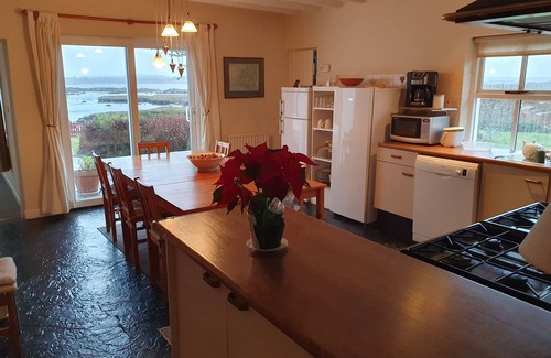 Rosduff House | 190m2 cottage, in the heart of Connemara, on the edge of a magnificent bay