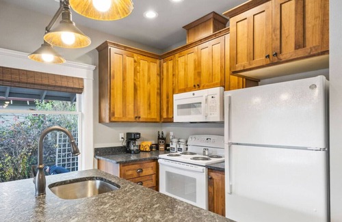 Albany House | 1910 Craftsman on Walnut