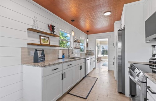 Yakima Other | 1910 Farmhouse- 4 BRs, Hot Tub, Fire Pits & Breathtaking Views – Perfect for 10