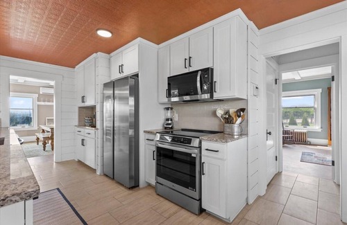 Yakima Other | 1910 Farmhouse- 4 BRs, Hot Tub, Fire Pits & Breathtaking Views – Perfect for 10