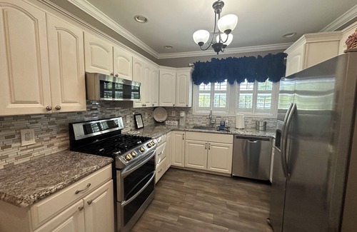 Tyler House | 1912 Farmhouse has large, covered porch & fire pit! Near Casino & The Pinnacle