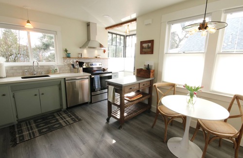 West Woodland House | 1912 Historic Ballard Craftsmann5 Bed 2 Bath Yard Parking