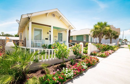 Galveston House | 1913 Coastal Cottage-1 Block to BEACH! Private backyard-Pet friendly-FREE WIFI!