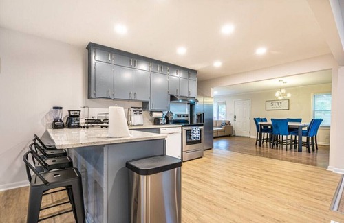 Huntsville House | 1915 Melbourne Ave NE · ⤘The Silhouette⬽ Airy, 4 Bedroom Home + Air Hockey