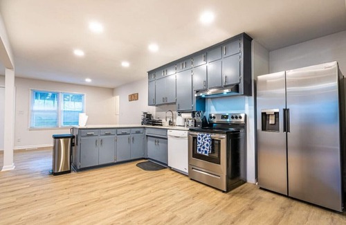 Huntsville House | 1915 Melbourne Ave NE · ⤘The Silhouette⬽ Airy, 4 Bedroom Home + Air Hockey