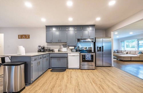 Huntsville House | 1915 Melbourne Ave NE · ⤘The Silhouette⬽ Airy, 4 Bedroom Home + Air Hockey