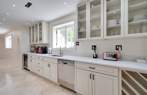 Kettering Villa | 1917 Historical Mark 9 bedroom Mansion with Outdoor Pool.