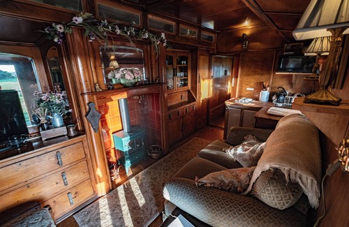 Preston Cabin | 1920's Showman's Carriage with wagon, cinema, hot tub & stunning views by river!