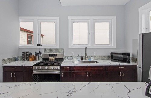 Little Italy House | 1920 VIctorian Home 8 BDR 3BA Heart of lIttle Italy Large Families or Business