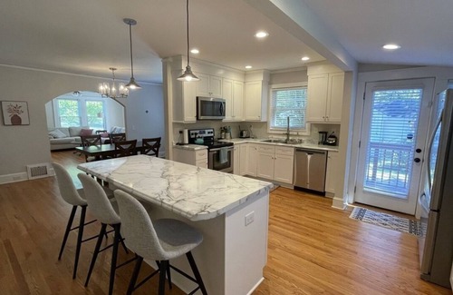 Sans Souci House | 1920s Bungalow with private garden, close to downtown