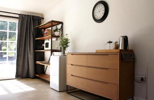 Tulbagh Apartment | 1920s Charm on Waveren