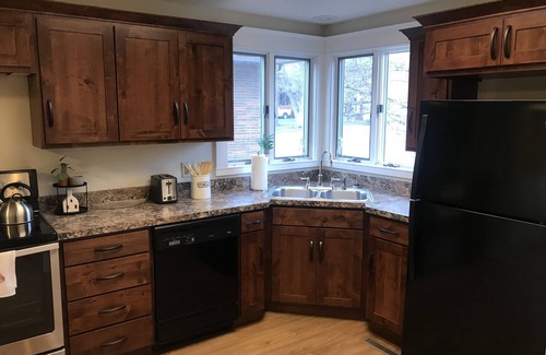 Mandan House | 1928 Historic Spacious Victorian Home (Entire House)