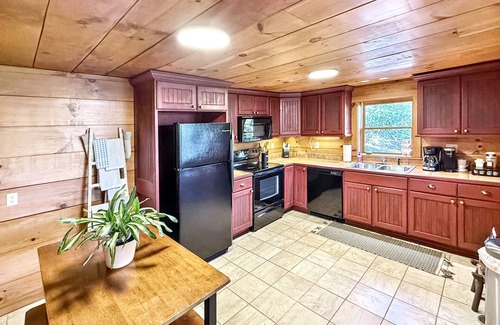 Mirror Lake Cabin | 1930's Highlands Hideaway, Restored Cozy Cabin, Dog Friendly, Fiber Optic WI-FI