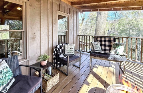 Mirror Lake Cabin | 1930's Highlands Hideaway, Restored Cozy Cabin, Dog Friendly, Fiber Optic WI-FI