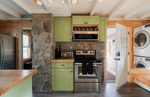 Jeffersonville Cabin | 1930's Vintage Cabin · Hot Tub · Kohler Cabin