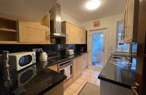 Bishopton House | 1930s 3Bed House in Quiet Village w/Mature Garden