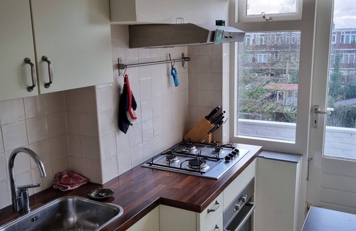 Korrewegbuurt Apartment | 1930s apartment a 20-minute walk from downtown