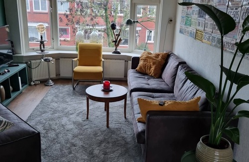 Korrewegbuurt Apartment | 1930s apartment a 20-minute walk from downtown