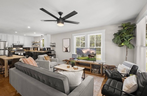 Tomball Cottage | 1930s Home, King bed, sleeps 8, Gameroom, walk to Main St