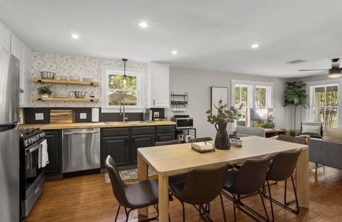 Tomball Cottage | 1930s Home, King bed, sleeps 8, Gameroom, walk to Main St