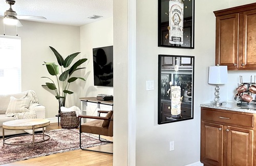 Mount Dora Cottage | “1933” Sleeps 6, King Beds, Spacious, 5 min walk to downtown Mt. Dora