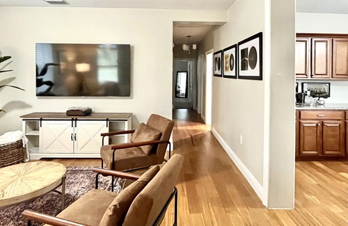 Mount Dora Cottage | “1933” Sleeps 6, King Beds, Spacious, 5 min walk to downtown Mt. Dora