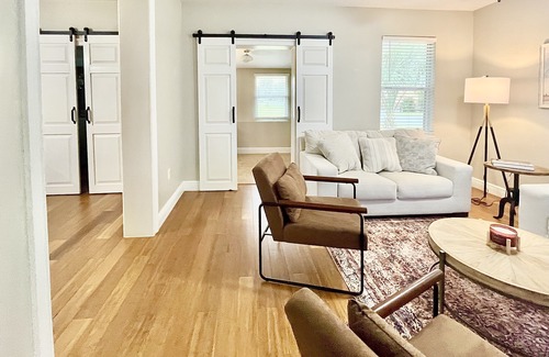 Mount Dora Cottage | “1933” Sleeps 6, King Beds, Spacious, 5 min walk to downtown Mt. Dora