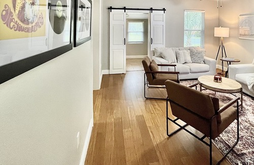 Mount Dora Cottage | “1933” Sleeps 6, King Beds, Spacious, 5 min walk to downtown Mt. Dora