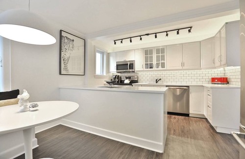 Burlington Condo | 1938 Art Deco Waterfront Apt w Rooftop Terrace, BBQ & Lakeview