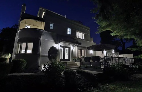 Burlington Condo | 1938 Art Deco Waterfront Apt w Rooftop Terrace, BBQ & Lakeview