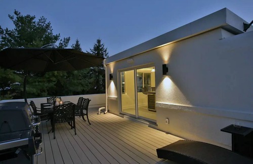 Burlington Condo | 1938 Art Deco Waterfront Apt w Rooftop Terrace, BBQ & Lakeview