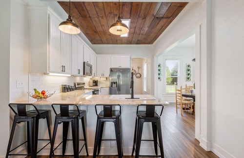 Waco House | 1940's Shiplap Charmer Close to Downtown Waco! PET FRIENDLY!