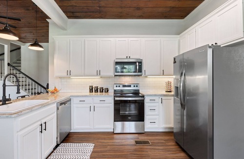 Waco House | 1940's Shiplap Charmer Close to Downtown Waco! PET FRIENDLY!