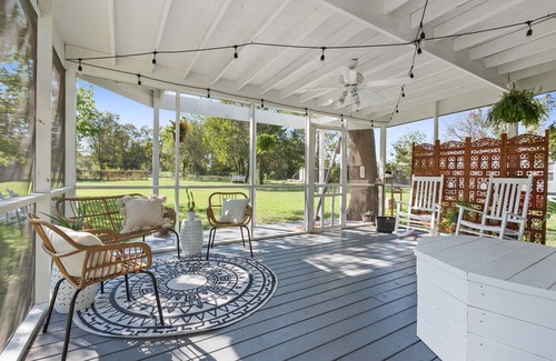 Waco House | 1940's Shiplap Charmer Close to Downtown Waco! PET FRIENDLY!