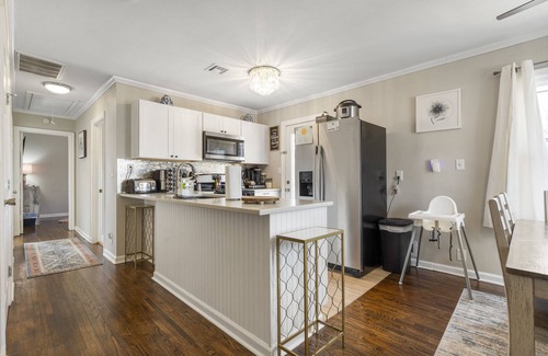 Turner Park House | 1940s Gorgeous Remodel + King Cottage | Expo Sq/TU