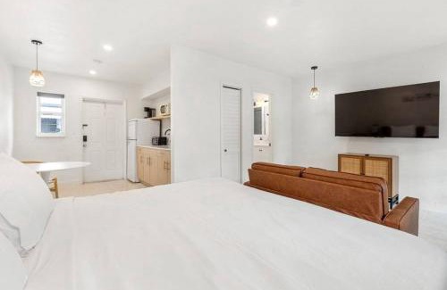 Parkside House | 1941 number 4 BRAND NEW Charming Hollywood apt