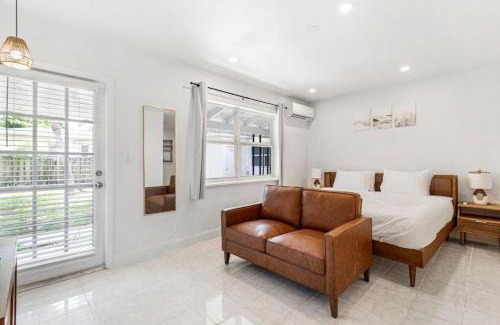 Parkside House | 1941 number 4 BRAND NEW Charming Hollywood apt