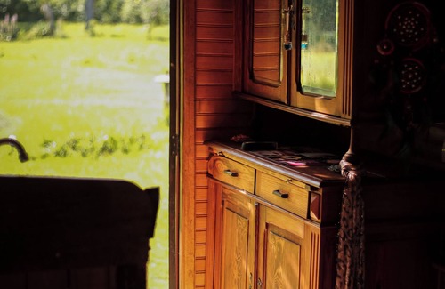 Bourg-sur-Gironde House | 1946 "Pacouli" caravan in a wooded meadow