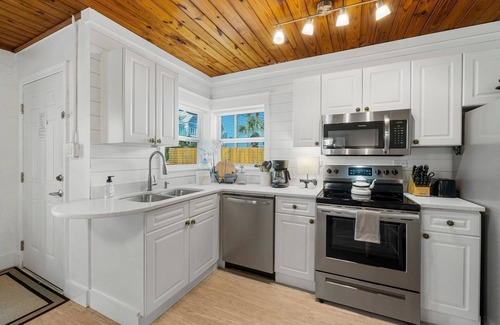 Laguna Beach Estates House | $195/NT Aug 6-9~Quiet Laguna Beach ~Directly Across Street-30ft from Perfect Beach Access #83