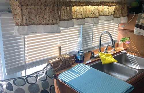 Leedey House | 1950's Bus Hunter's Getaway
