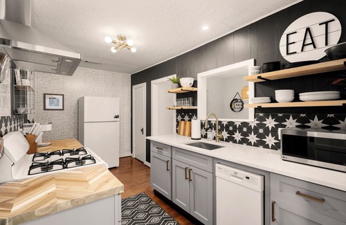 Tomball Cottage | 1950s Cottage-steps from Trendy Old Town Tomball dining, coffee, shops