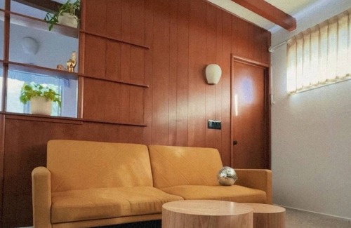 Merced Apartment | 1950’s Mid-Century-Modern studio with AC and WiFi in lovely Merced