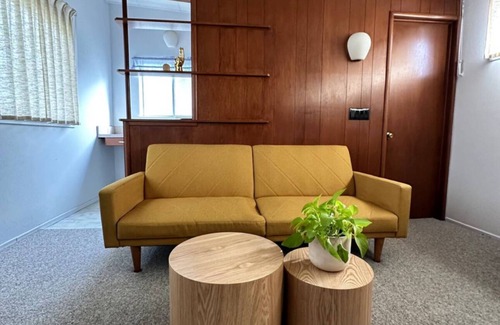 Merced Apartment | 1950’s Mid-Century-Modern studio with AC and WiFi in lovely Merced